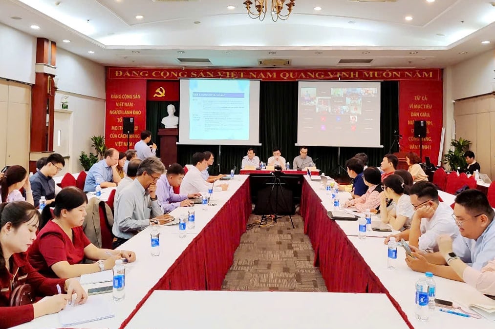 Các chuyên gia trao đổi tại Hội thảo 'Chuỗi cung cao su tiểu điền: Thực trạng và khả năng đáp ứng Quy định chống mất rừng của Liên minh châu Âu'. Ảnh: Forest Trends. Các chuyên gia trao đổi tại Hội thảo 'Chuỗi cung cao su tiểu điền: Thực trạng và khả năng đáp ứng Quy định chống mất rừng của Liên minh châu Âu'. Ảnh: Forest Trends.