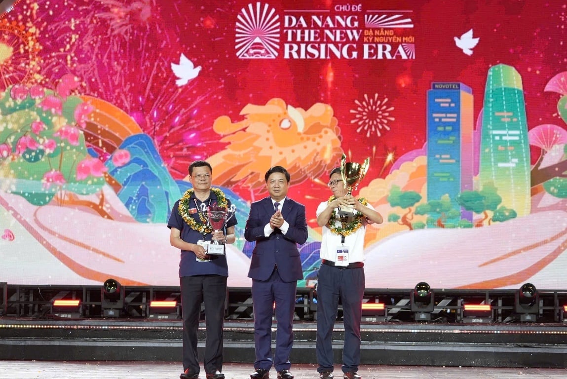 Ông Lương Nguyễn Minh Triết (giữa), Chủ tịch UBND thành phố Đà Nẵng trao Giải Quán quân cho đội Trung Quốc và Á quân cho đội Việt Nam 2 tại Lễ hội pháo hoa quốc tế Đà Nẵng 2025. Ảnh: Ban tổ chức Ông Lương Nguyễn Minh Triết (giữa), Chủ tịch UBND thành phố Đà Nẵng trao Giải Quán quân cho đội Trung Quốc và Á quân cho đội Việt Nam 2 tại Lễ hội pháo hoa quốc tế Đà Nẵng 2025. Ảnh: Ban tổ chức
