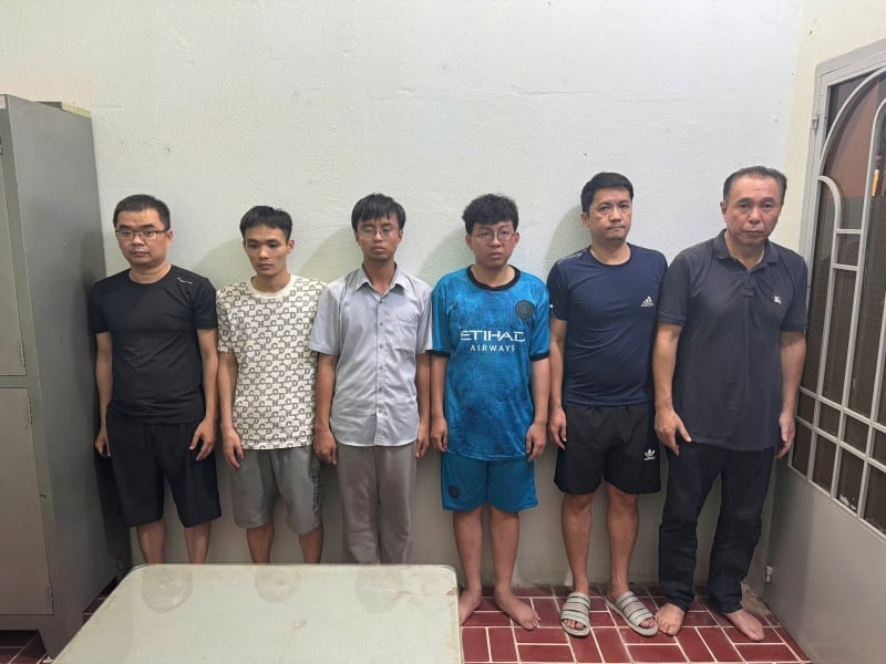 Công an tỉnh Bình Dương (cũ) bắt giữ các đối tượng đánh bạc trá hình dưới hình thức tham gia giải đấu Poker. Ảnh: Báo Công an nhân dân. Công an tỉnh Bình Dương (cũ) bắt giữ các đối tượng đánh bạc trá hình dưới hình thức tham gia giải đấu Poker. Ảnh: Báo Công an nhân dân.