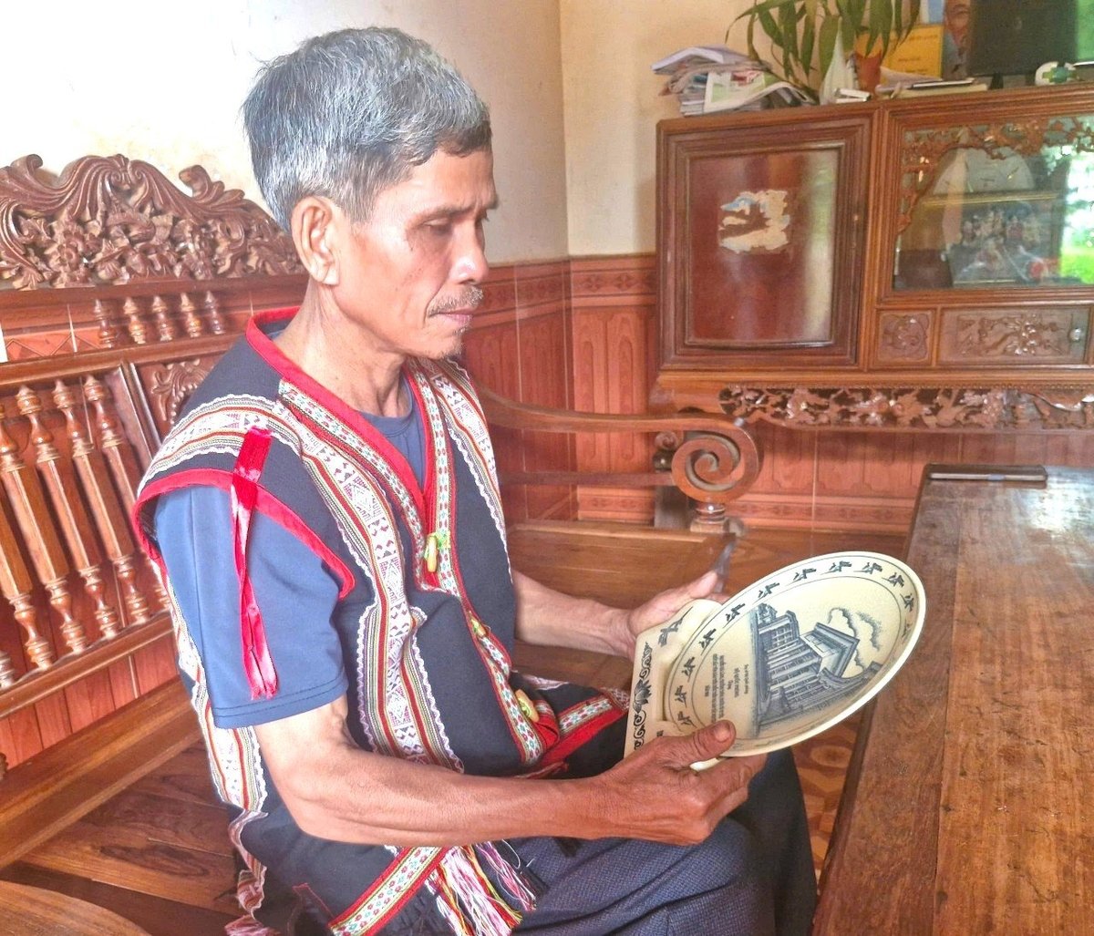 Già Rơ Mah Blơi nâng niu phần thưởng cao quý được Bộ Quốc phòng trao tặng. Ảnh: Vĩnh Hoàng. Già Rơ Mah Blơi nâng niu phần thưởng cao quý được Bộ Quốc phòng trao tặng. Ảnh: Vĩnh Hoàng.
