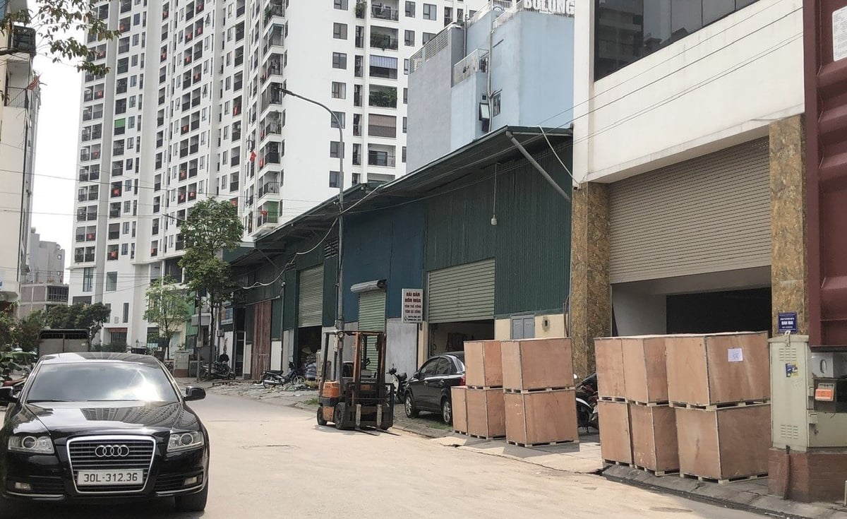 Những dãy nhà xưởng lụp xụp như thế này nằm xen lẫn với những khối nhà cao lừng lững khiến bộ mặt đô thị trông nhếch nhác. Ảnh: PT. Những dãy nhà xưởng lụp xụp như thế này nằm xen lẫn với những khối nhà cao lừng lững khiến bộ mặt đô thị trông nhếch nhác. Ảnh: PT.