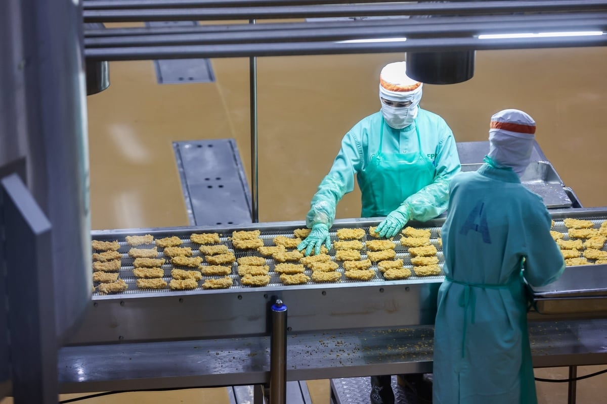 Người Hồi giáo tham gia quy trình giết mổ, chế biến sâu sản phẩm tại CPV Food Bình Phước. Ảnh: T.T Người Hồi giáo tham gia quy trình giết mổ, chế biến sâu sản phẩm tại CPV Food Bình Phước. Ảnh: T.T