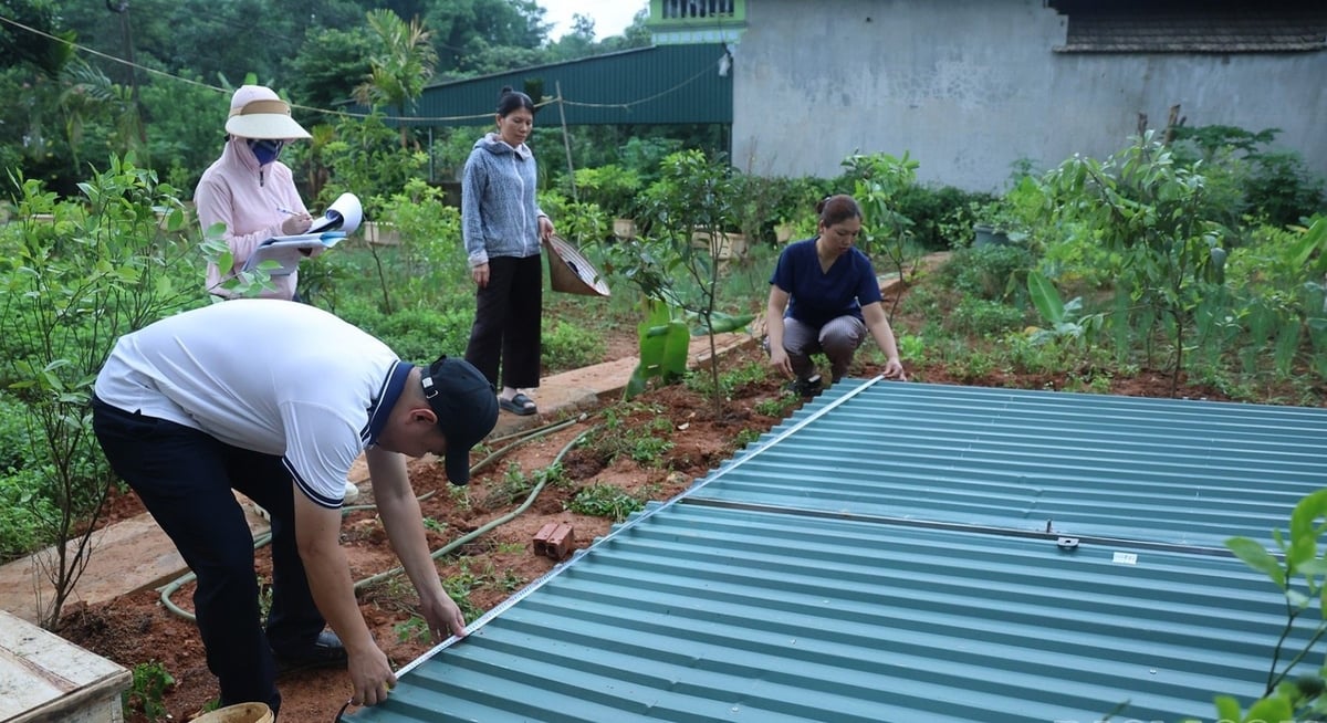 Cán bộ xã Gia Phú, tỉnh Lào Lào đang kiểm đếm các công trình của người dân bị ảnh hưởng bởi Dự án đường sắt Lào Cai - Hà Nội - Hải Phòng. Ảnh: Mạnh Dũng. Cán bộ xã Gia Phú, tỉnh Lào Lào đang kiểm đếm các công trình của người dân bị ảnh hưởng bởi Dự án đường sắt Lào Cai - Hà Nội - Hải Phòng. Ảnh: Mạnh Dũng.