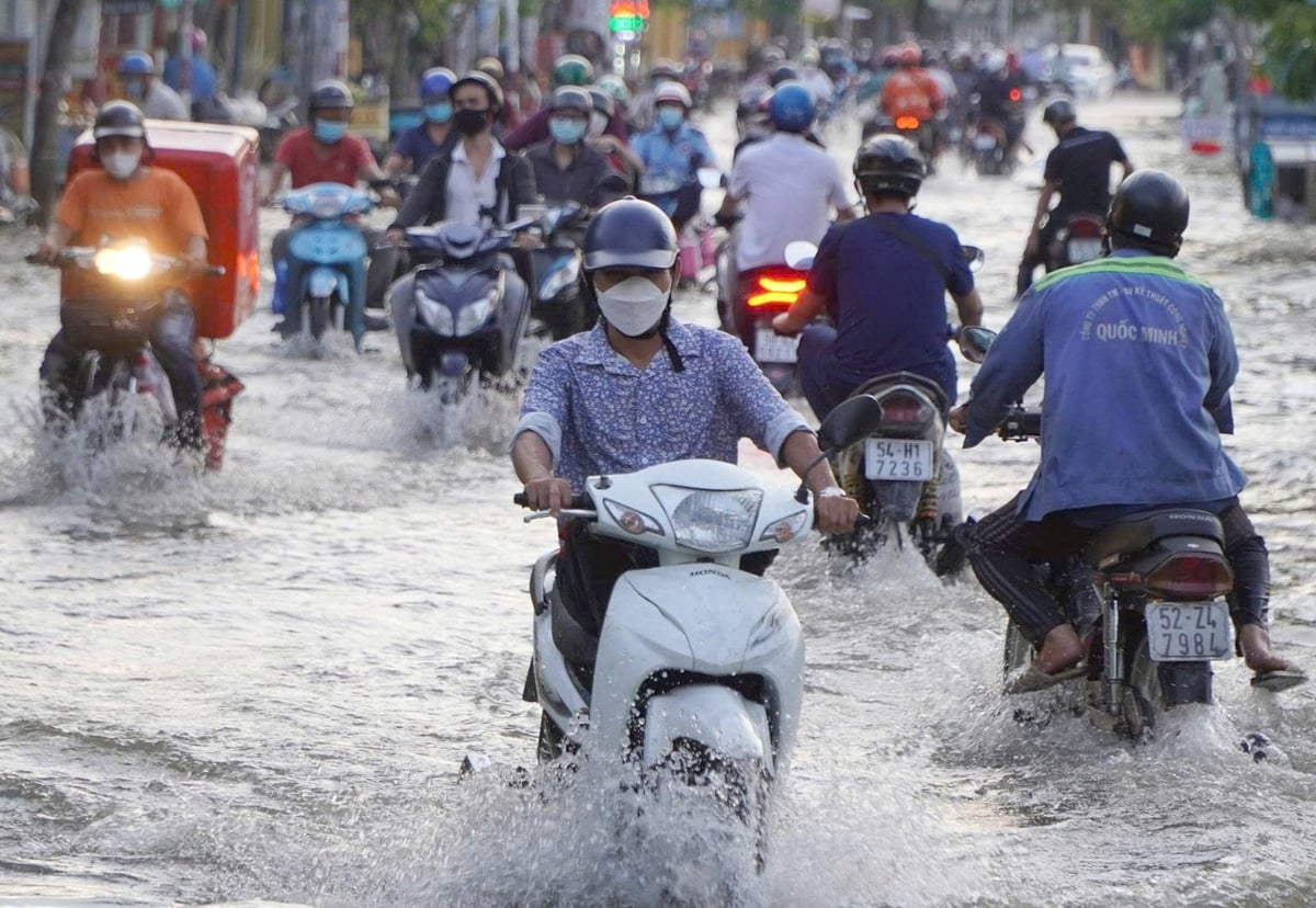 Người dân cần cẩn thận khi lưu thông qua đường ngập sâu do mưa lớn. Ảnh: Lê Bình. Người dân cần cẩn thận khi lưu thông qua đường ngập sâu do mưa lớn. Ảnh: Lê Bình.