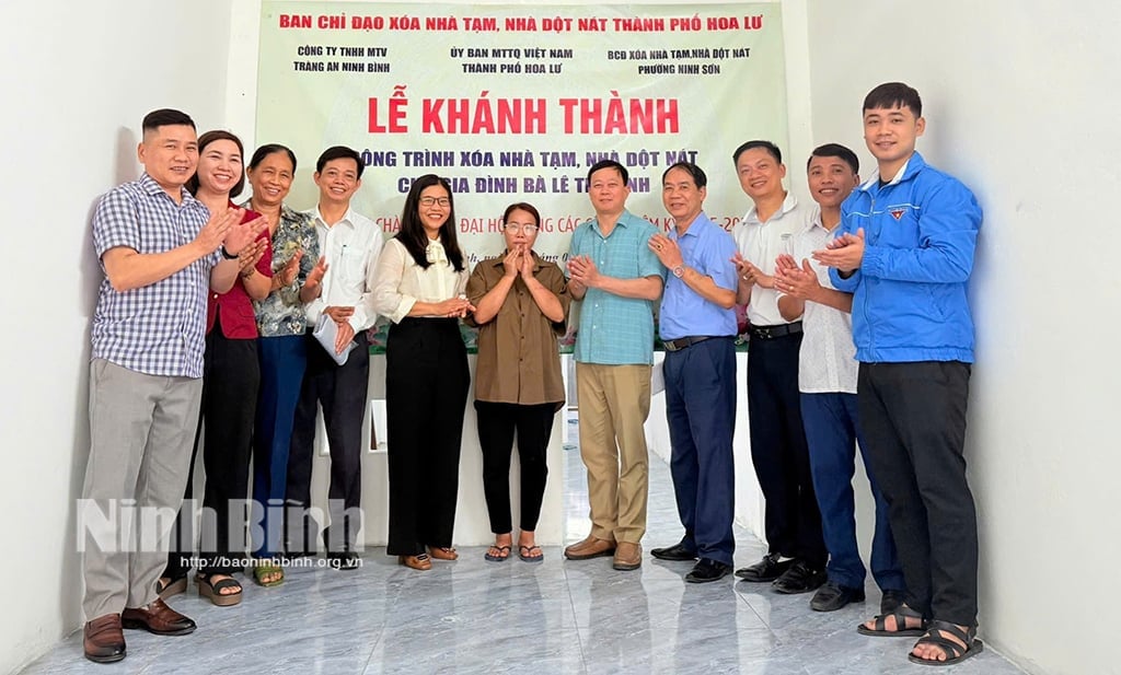 Tỉnh Ninh Bình bàn giao nhà cho hộ nghèo phường Hoa Lư. Ảnh: Bùi Diệu. Tỉnh Ninh Bình bàn giao nhà cho hộ nghèo phường Hoa Lư. Ảnh: Bùi Diệu.