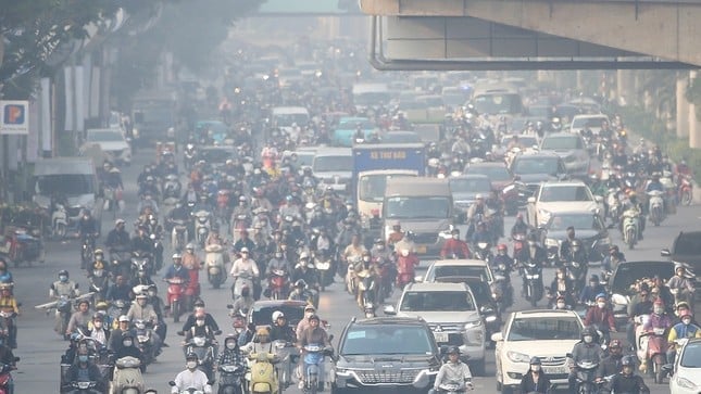 Từ quý III/2025, Hà Nội nghiên cứu tăng phí trước bạ, biển số, giữ xe đối với ôtô, xe máy chạy xăng nhằm hạn chế ô nhiễm và thúc đẩy xe điện. Ảnh: Hoàng Hiền. Từ quý III/2025, Hà Nội nghiên cứu tăng phí trước bạ, biển số, giữ xe đối với ôtô, xe máy chạy xăng nhằm hạn chế ô nhiễm và thúc đẩy xe điện. Ảnh: Hoàng Hiền.