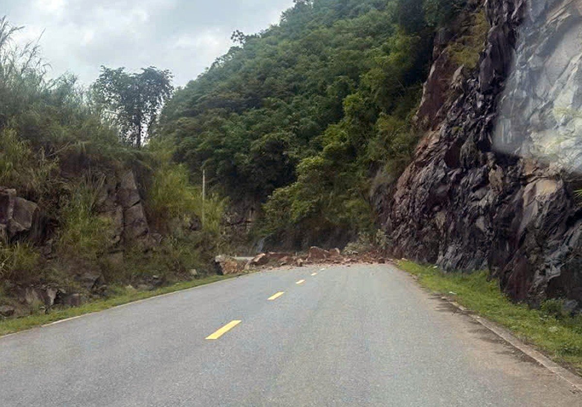 Tại Km9 Tỉnh lộ 162 đoạn đường Quý Xa qua xã Võ Lao, Lào Cai đã xảy ra sạt lở taluy dương khiến giao thông bị ách tắc. Ảnh: Vũ Sơn. Tại Km9 Tỉnh lộ 162 đoạn đường Quý Xa qua xã Võ Lao, Lào Cai đã xảy ra sạt lở taluy dương khiến giao thông bị ách tắc. Ảnh: Vũ Sơn.