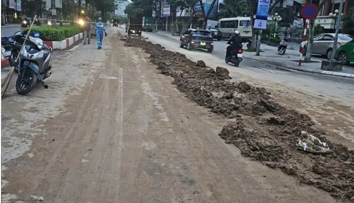 Mặc dù đã được cơ quan chức năng nhắc nhở nhưng hiện tượng kéo đất ra đường vẫn thường xuyên xảy ra, gây mất vệ sinh môi trường trên địa bàn. Ảnh: Công nhân Urenco Chi nhánh Ba Đình cung cấp. Mặc dù đã được cơ quan chức năng nhắc nhở nhưng hiện tượng kéo đất ra đường vẫn thường xuyên xảy ra, gây mất vệ sinh môi trường trên địa bàn. Ảnh: Công nhân Urenco Chi nhánh Ba Đình cung cấp.