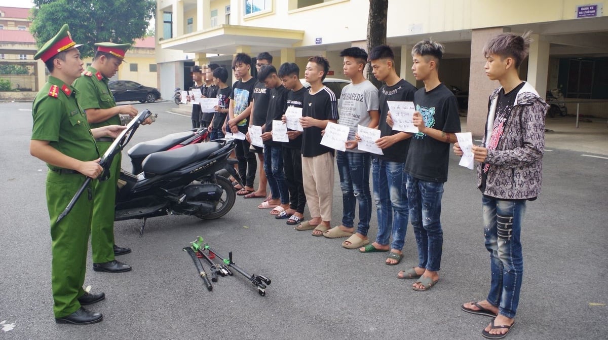 Công an tỉnh Ninh Bình đã tạm giữ hình sự 11 thanh thiếu niên để làm rõ hành vi gây rối trật tự công cộng. Ảnh: Công an tỉnh Ninh Bình. Công an tỉnh Ninh Bình đã tạm giữ hình sự 11 thanh thiếu niên để làm rõ hành vi gây rối trật tự công cộng. Ảnh: Công an tỉnh Ninh Bình.