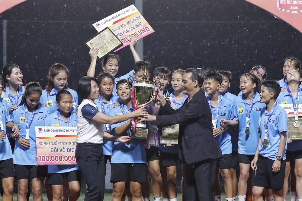 Đội U16 nữ Hà Nội nhận cúp vô địch. Ảnh: VFF. Đội U16 nữ Hà Nội nhận cúp vô địch. Ảnh: VFF.