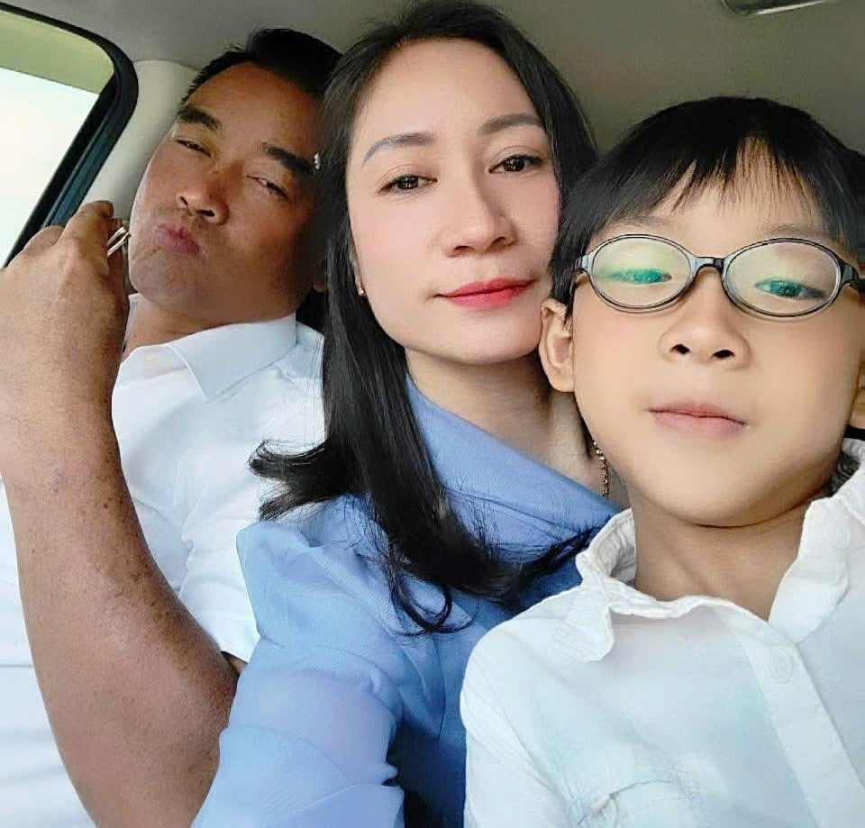 Chị Nguyễn Thị Thuận trước (ngày 2/7/2025) khỏe mạnh, vui vẻ bên gia đình. Ảnh: Gia đình cung cấp. Chị Nguyễn Thị Thuận trước (ngày 2/7/2025) khỏe mạnh, vui vẻ bên gia đình. Ảnh: Gia đình cung cấp.