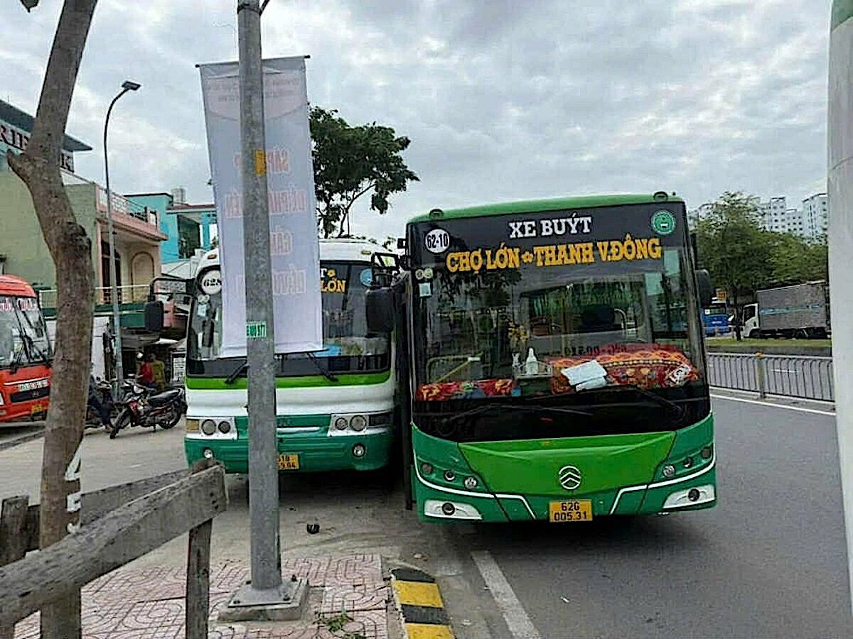 2 chiếc xe buýt rượt đuổi nhau trên đường phố. Ảnh: Cắt từ camera. 2 chiếc xe buýt rượt đuổi nhau trên đường phố. Ảnh: Cắt từ camera.