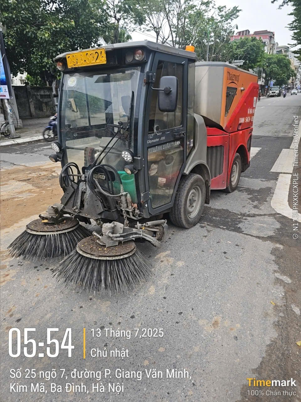 Xe cọ rửa chuyên dụng tham gia giải quyết sự cố. Ảnh: Công nhân Urenco Chi nhánh Ba Đình cung cấp. Xe cọ rửa chuyên dụng tham gia giải quyết sự cố. Ảnh: Công nhân Urenco Chi nhánh Ba Đình cung cấp.