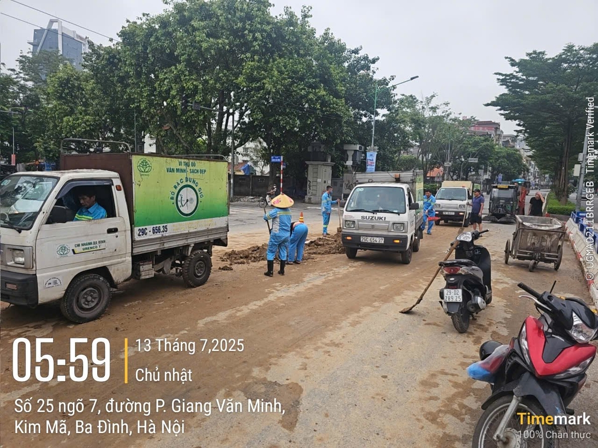Nhiều công nhân và phương tiện được huy động. Ảnh: Công nhân Urenco Chi nhánh Ba Đình cung cấp. Nhiều công nhân và phương tiện được huy động. Ảnh: Công nhân Urenco Chi nhánh Ba Đình cung cấp.