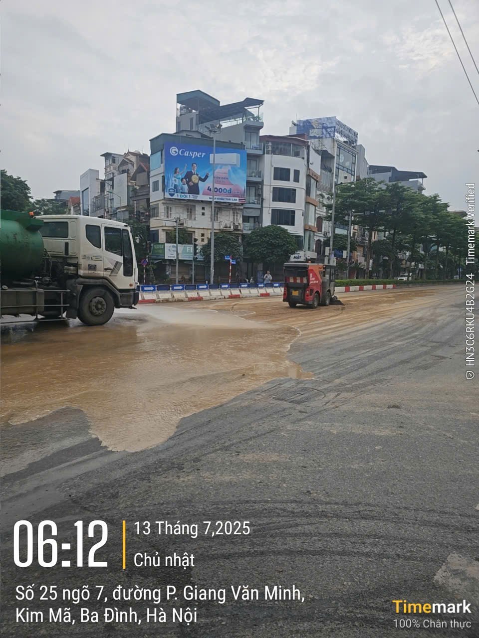 Vừa cọ rửa đi trước, xe tưới nước đi sau vừa rửa đường vừa làm mềm đất để đễ cọ rửa. Ảnh: Công nhân Urenco Chi nhánh Ba Đình cung cấp. Vừa cọ rửa đi trước, xe tưới nước đi sau vừa rửa đường vừa làm mềm đất để đễ cọ rửa. Ảnh: Công nhân Urenco Chi nhánh Ba Đình cung cấp.