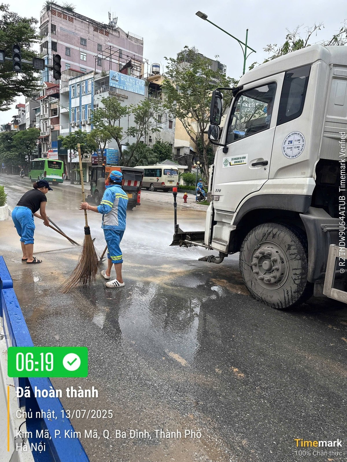 Công nhân sử dụng chổi tham gia cọ đường đẩy trôi lớp đất. Ảnh: Công nhân Urenco Chi nhánh Ba Đình cung cấp. Công nhân sử dụng chổi tham gia cọ đường đẩy trôi lớp đất. Ảnh: Công nhân Urenco Chi nhánh Ba Đình cung cấp.
