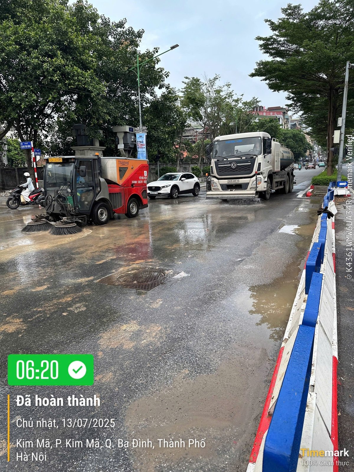 Đến khoảng 6h20 sáng 13/7, công việc cơ bản hoàn thành. Ảnh: Công nhân Urenco Chi nhánh Ba Đình cung cấp. Đến khoảng 6h20 sáng 13/7, công việc cơ bản hoàn thành. Ảnh: Công nhân Urenco Chi nhánh Ba Đình cung cấp.