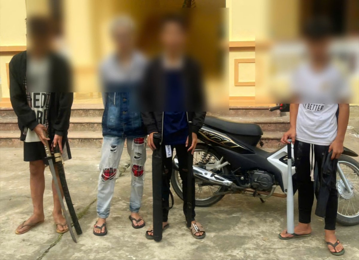 Các đối tượng bị Công an xã Mường Bi bắt giữ khi đang vác hung khí ra đường. Ảnh: Thu Thủy. Các đối tượng bị Công an xã Mường Bi bắt giữ khi đang vác hung khí ra đường. Ảnh: Thu Thủy.