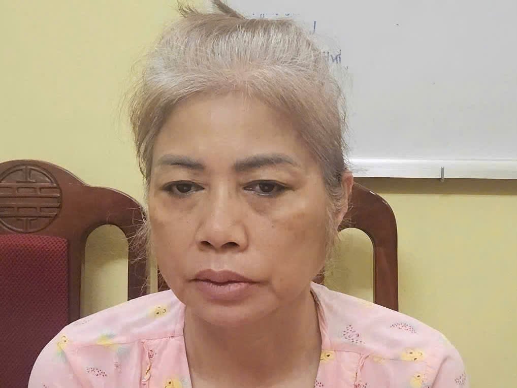 Đối tượng cầm đầu Bùi Thị Thanh Thuỷ tại cơ quan Công an. Ảnh: Công an TP Hà Nội Đối tượng cầm đầu Bùi Thị Thanh Thuỷ tại cơ quan Công an. Ảnh: Công an TP Hà Nội