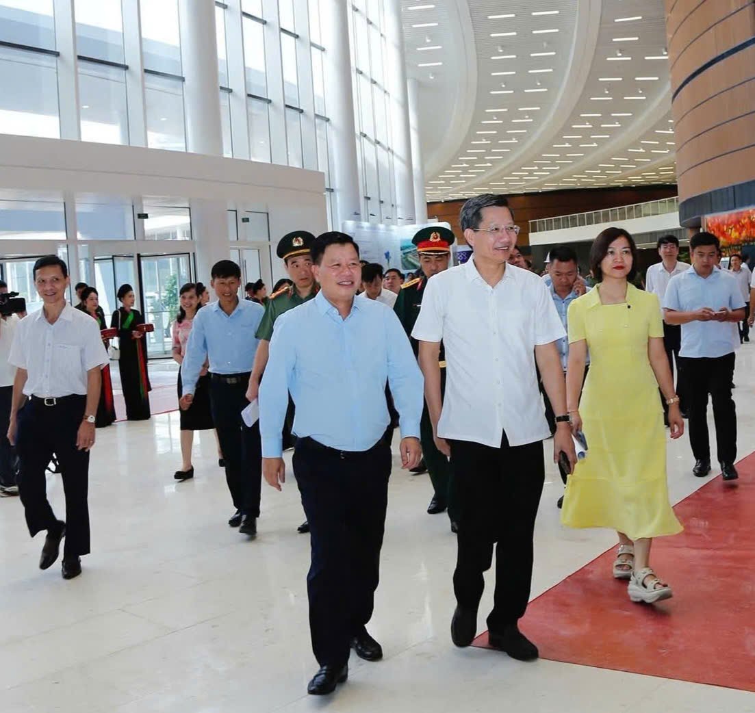 Ông Lê Anh Quân, Phó Chủ tịch Thường trực UBND TP Hải Phòng (áo trắng đi hàng đầu), đã kiểm tra và tổng duyệt công tác chuẩn bị cho Hội nghị quan trọng này. Ảnh: Đàm Thanh. Ông Lê Anh Quân, Phó Chủ tịch Thường trực UBND TP Hải Phòng (áo trắng đi hàng đầu), đã kiểm tra và tổng duyệt công tác chuẩn bị cho Hội nghị quan trọng này. Ảnh: Đàm Thanh.