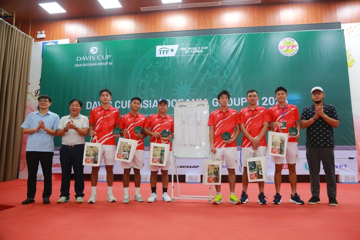 Ông Mẫn Ngọc Hồng Kông, Phó Chủ tịch Tập đoàn Hanaka, tặng quà cho các vận động viên đội tuyển Quần vợt Việt Nam. Ảnh: Liên đoàn Quần vợt Việt Nam. Ông Mẫn Ngọc Hồng Kông, Phó Chủ tịch Tập đoàn Hanaka, tặng quà cho các vận động viên đội tuyển Quần vợt Việt Nam. Ảnh: Liên đoàn Quần vợt Việt Nam.