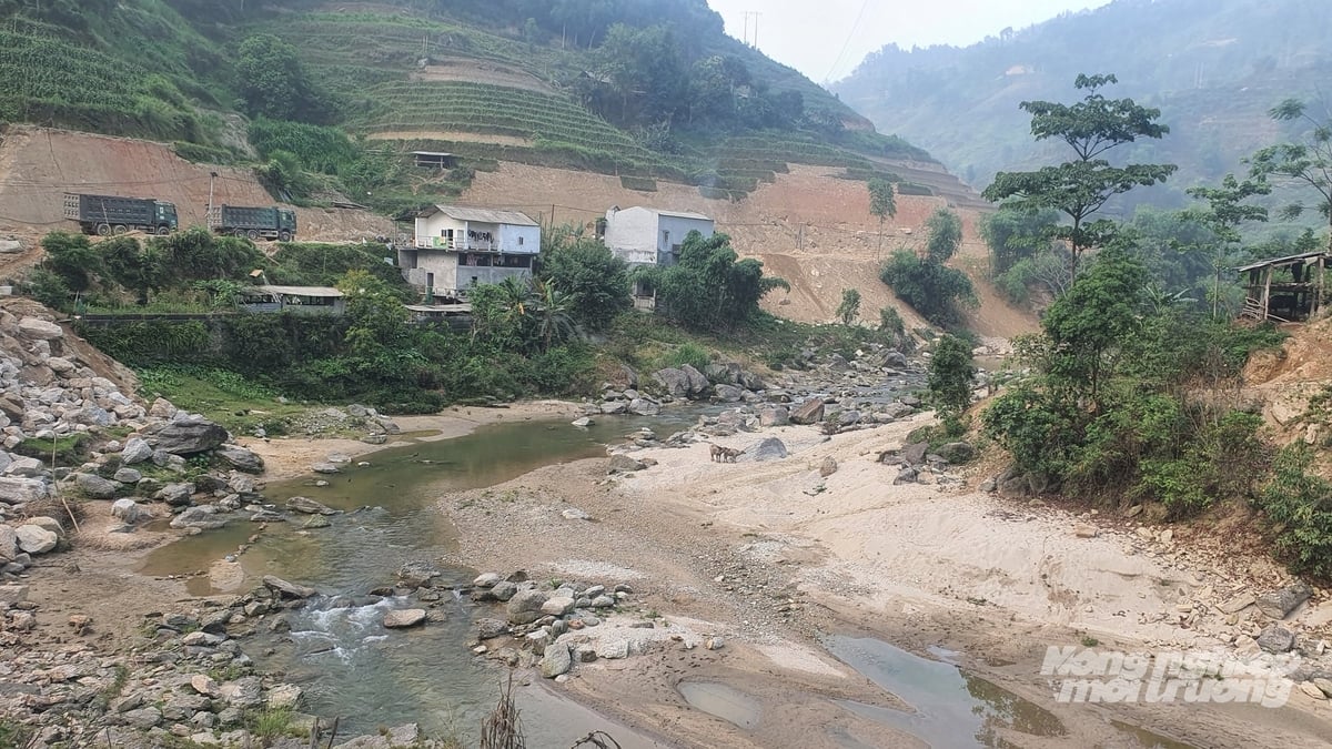 Hồ Thầu đã sớm thành lập các ban chuyên môn triển khai nhiệm vụ chỉ đạo phòng chống thiên tai - tìm kiếm cứu nạn; phòng, chống dịch bệnh trên đàn gia súc, gia cầm trên địa bàn xã. Ảnh: Thái Bình. Hồ Thầu đã sớm thành lập các ban chuyên môn triển khai nhiệm vụ chỉ đạo phòng chống thiên tai - tìm kiếm cứu nạn; phòng, chống dịch bệnh trên đàn gia súc, gia cầm trên địa bàn xã. Ảnh: Thái Bình.
