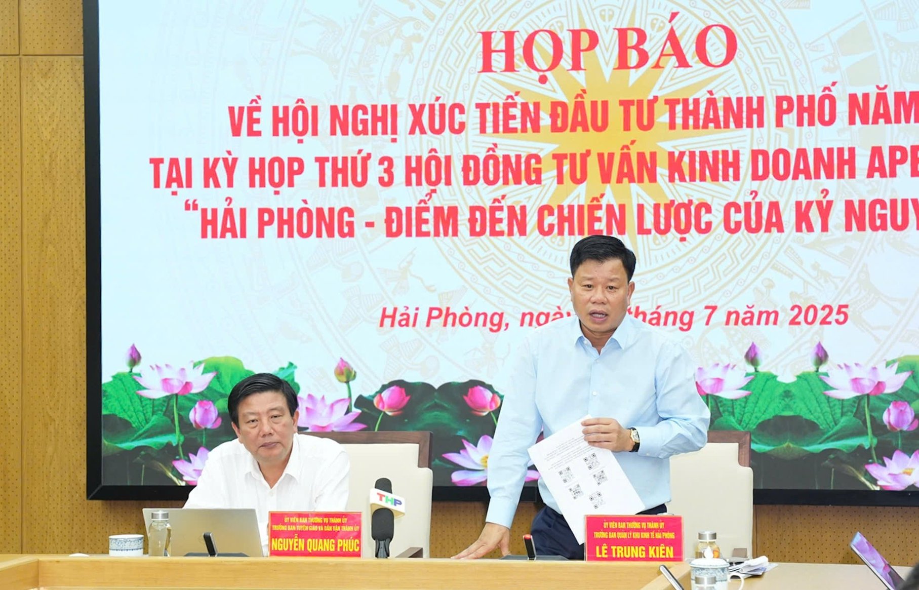 Ông Lê Trung Kiên (bên phải) chia sẻ những thông tin liên quan đến thu hút đầu tư và lí do Hội nghị Hội nghị xúc tiến đầu tư thương mại ABAC III được tổ chức tại TP Hải Phòng. Ảnh: Đàm Thanh. Ông Lê Trung Kiên (bên phải) chia sẻ những thông tin liên quan đến thu hút đầu tư và lí do Hội nghị Hội nghị xúc tiến đầu tư thương mại ABAC III được tổ chức tại TP Hải Phòng. Ảnh: Đàm Thanh.