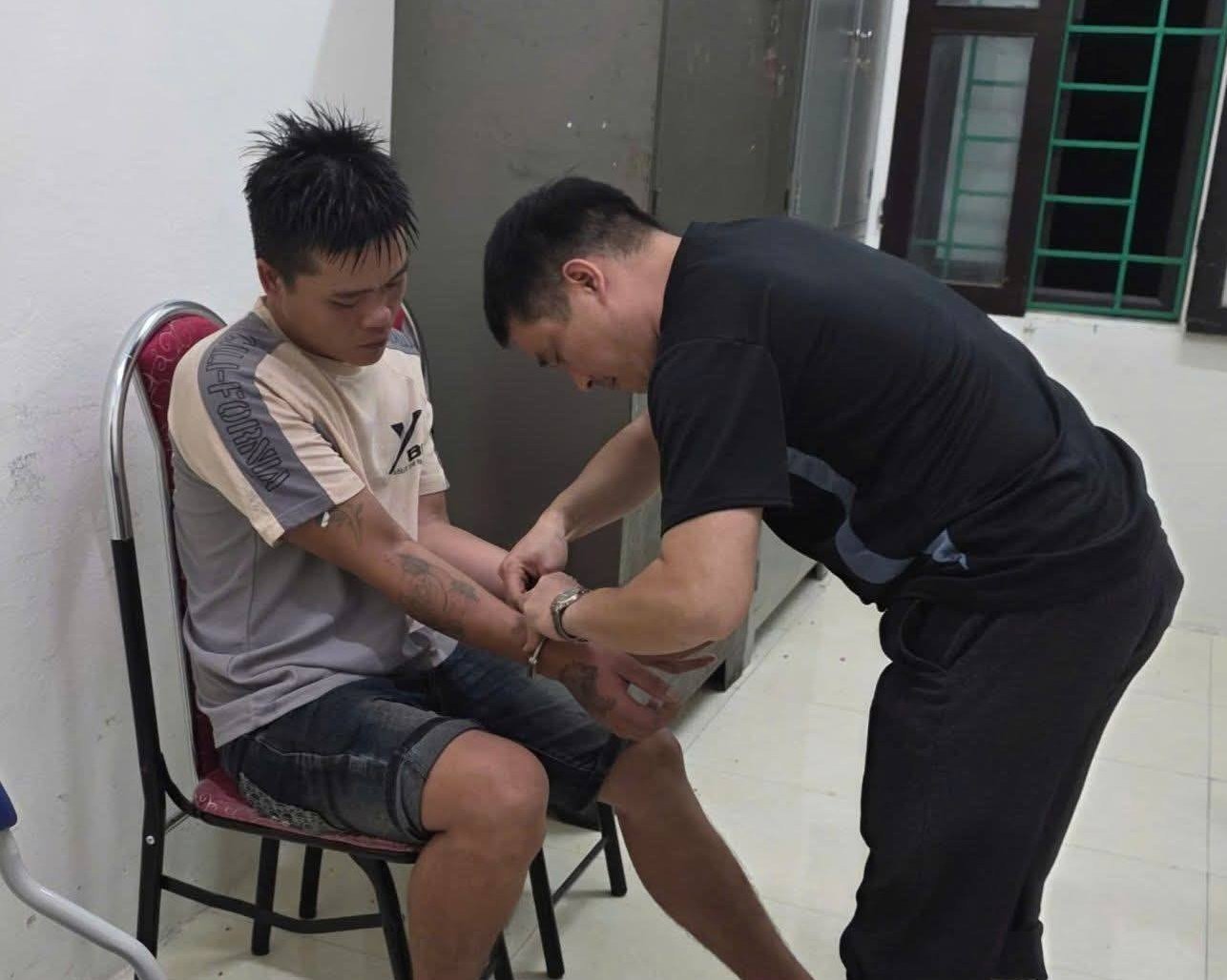 Đối tượng Cô Văn Háo (ngồi ghế) tại cơ quan Công an. Ảnh: Công an tỉnh Cao Bằng. Đối tượng Cô Văn Háo (ngồi ghế) tại cơ quan Công an. Ảnh: Công an tỉnh Cao Bằng.