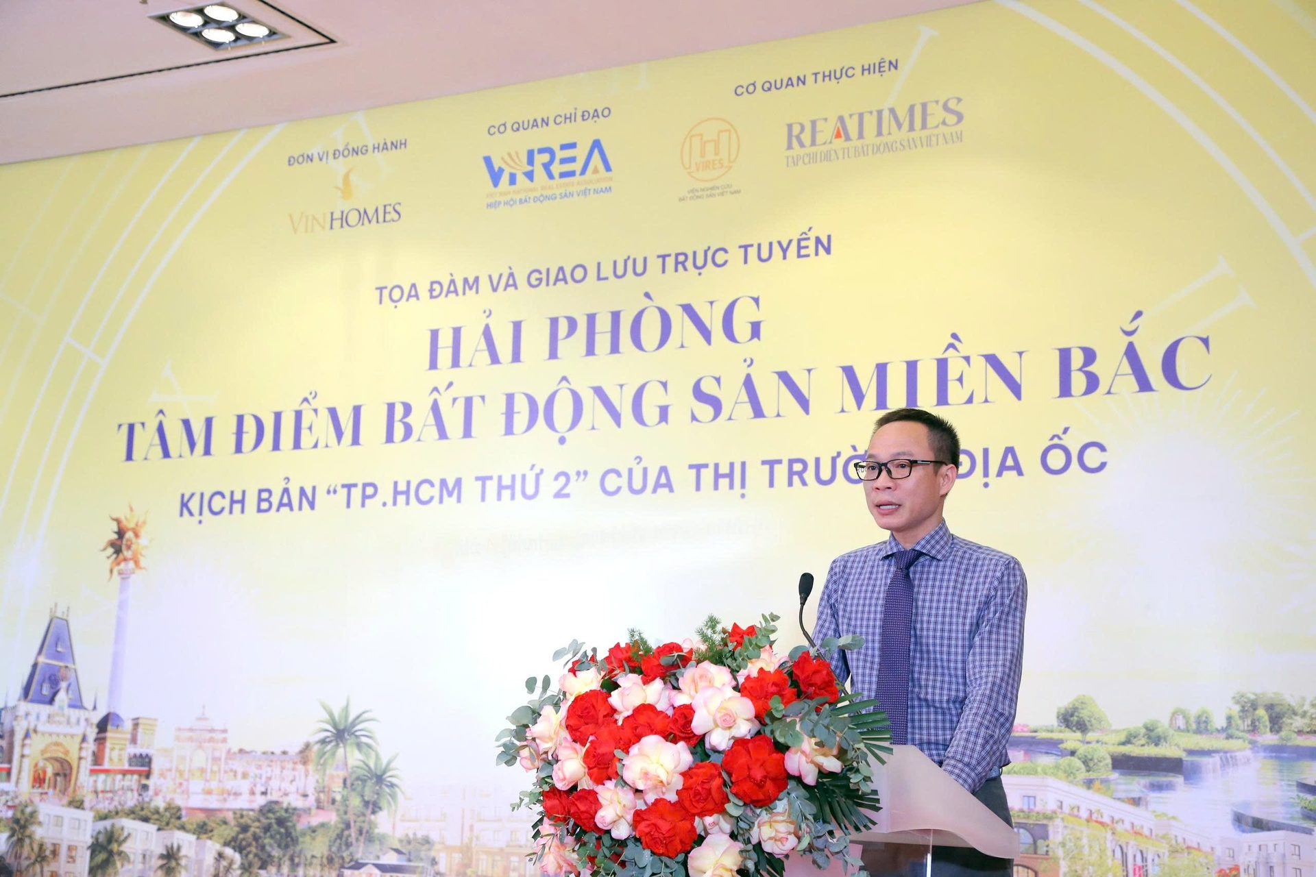 Nhà báo Phạm Nguyễn Toan, Phó Chủ tịch Hiệp hội Bất động sản Việt Nam phát biểu tại tọa đàm. Ảnh: Reatimes. Nhà báo Phạm Nguyễn Toan, Phó Chủ tịch Hiệp hội Bất động sản Việt Nam phát biểu tại tọa đàm. Ảnh: Reatimes.