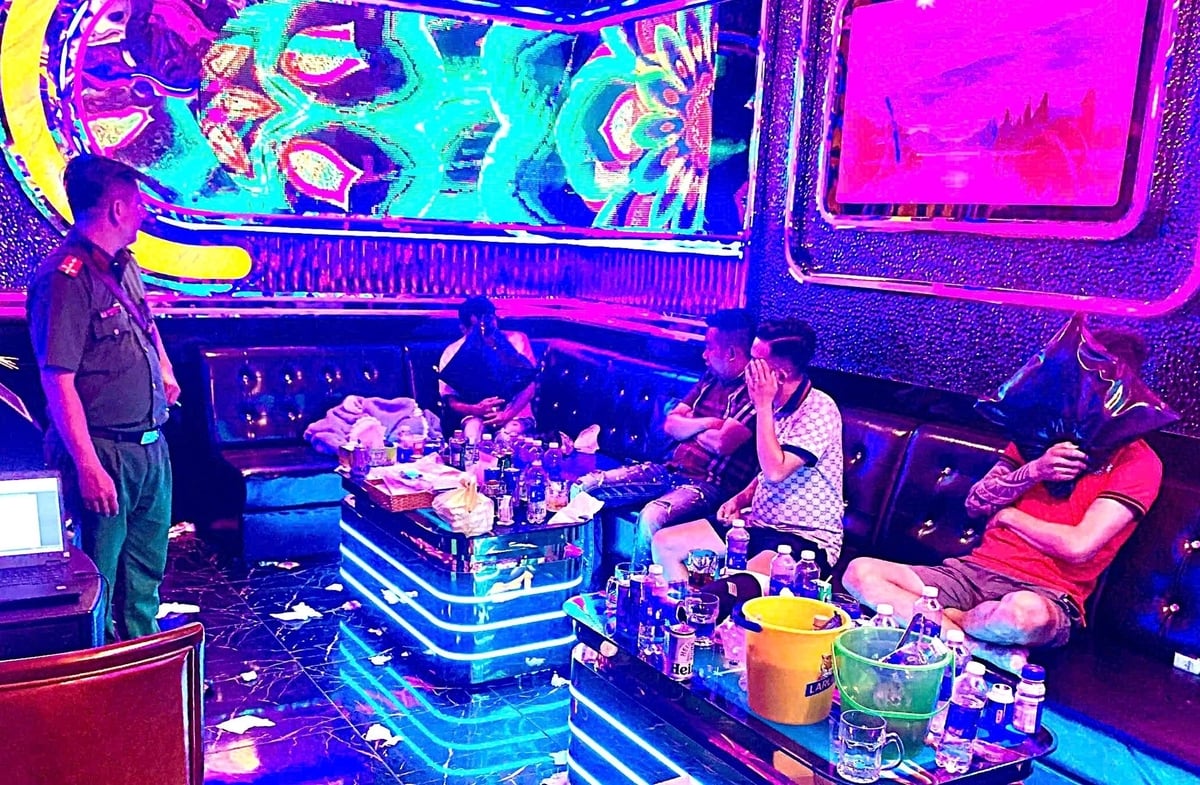 Lực lượng công an phường Sơn Đông bắt quả tang nhóm đối tượng sử dụng trái phép chất ma túy tại quán Karaoke Dubai Bến Tre. Ảnh: Quang Duy. Lực lượng công an phường Sơn Đông bắt quả tang nhóm đối tượng sử dụng trái phép chất ma túy tại quán Karaoke Dubai Bến Tre. Ảnh: Quang Duy.