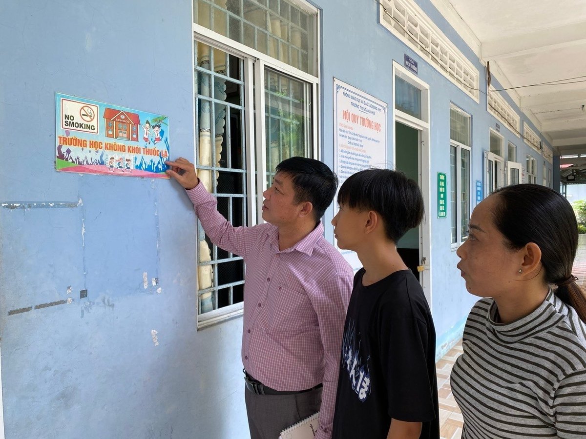 Trường THCS Tân An Hội dán nhiều poster 'Trường học không khói thuốc lá' trong trường nhằm góp phần tuyên truyền, vận động cán bộ, giáo viên, học sinh tích cực tham gia hưởng ứng. Ảnh: Lê Hùng. Trường THCS Tân An Hội dán nhiều poster 'Trường học không khói thuốc lá' trong trường nhằm góp phần tuyên truyền, vận động cán bộ, giáo viên, học sinh tích cực tham gia hưởng ứng. Ảnh: Lê Hùng.