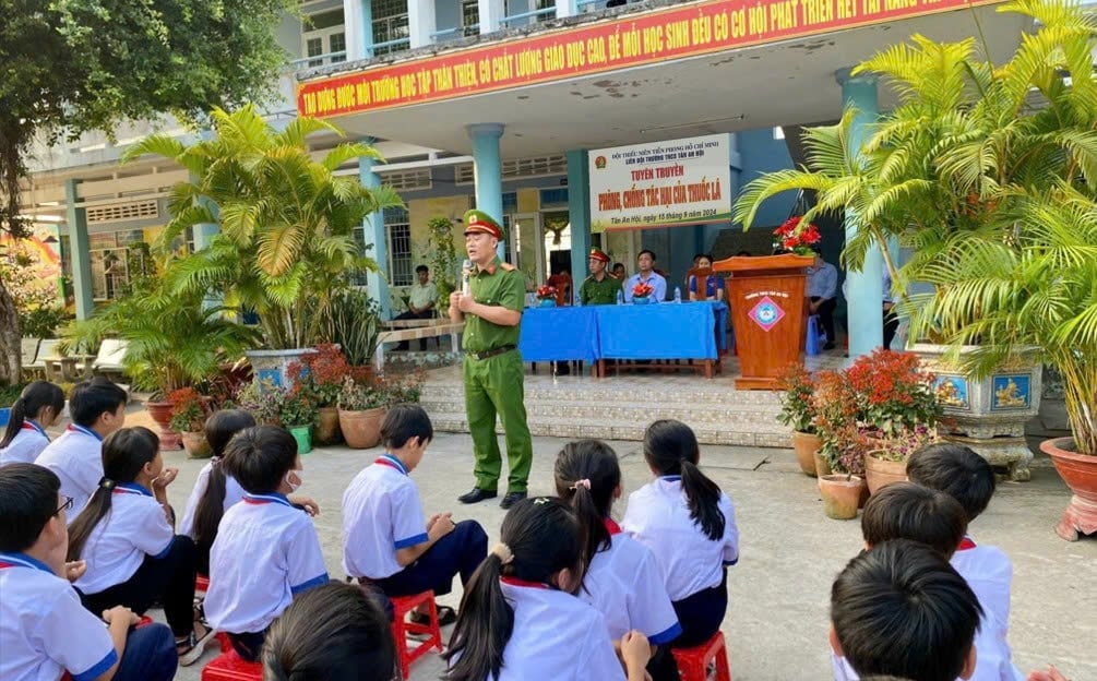 Trường THCS Tân An Hội thường xuyên phối hợp với Công an xã tổ chức các buổi tọa đàm chuyên đề về phòng chống ma túy, tác hại của thuốc lá cho học sinh. Ảnh: Lê Hùng. Trường THCS Tân An Hội thường xuyên phối hợp với Công an xã tổ chức các buổi tọa đàm chuyên đề về phòng chống ma túy, tác hại của thuốc lá cho học sinh. Ảnh: Lê Hùng.