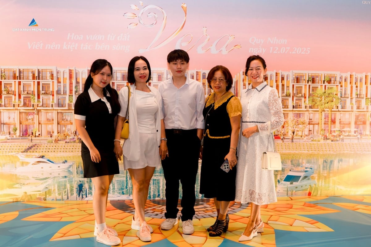 Lấy cảm hứng từ hoa hướng dương, sự kiện mở bán mang tên gọi 'Flovana Vera - Hoa vươn từ đất, viết nên kiệt tác bên sông' kể về hành trình kiến tạo một không gian sống hạng sang, góp phần đánh thức tiềm năng của phố biển. Ảnh: Đất Xanh Miền Trung. Lấy cảm hứng từ hoa hướng dương, sự kiện mở bán mang tên gọi 'Flovana Vera - Hoa vươn từ đất, viết nên kiệt tác bên sông' kể về hành trình kiến tạo một không gian sống hạng sang, góp phần đánh thức tiềm năng của phố biển. Ảnh: Đất Xanh Miền Trung.