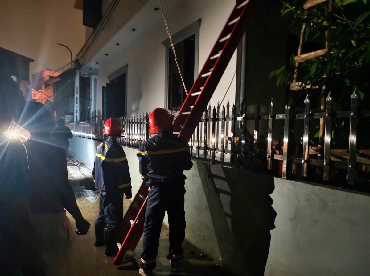 Lực lượng chức năng tiếp cận hiện trường, cứu an toàn 4 người bị mắc kẹt. Ảnh: Công an thành phố Hải Phòng.