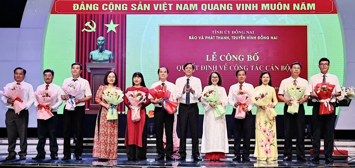 Đảng ủy Đảng bộ cơ quan Báo và phát thanh, truyền hình Đồng Nai ra mắt tại buổi lễ. Ảnh: Trần Nam. Đảng ủy Đảng bộ cơ quan Báo và phát thanh, truyền hình Đồng Nai ra mắt tại buổi lễ. Ảnh: Trần Nam.