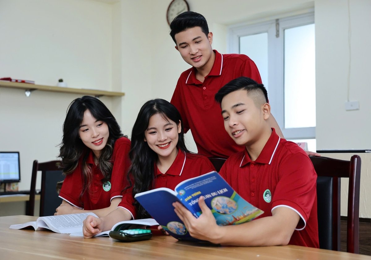 HUNRE xây dựng chương trình theo chuẩn đầu ra, tăng cường thực hành - thực tập - học trải nghiệm chiếm đến 40% thời lượng. Ảnh: Mai Anh. HUNRE xây dựng chương trình theo chuẩn đầu ra, tăng cường thực hành - thực tập - học trải nghiệm chiếm đến 40% thời lượng. Ảnh: Mai Anh.