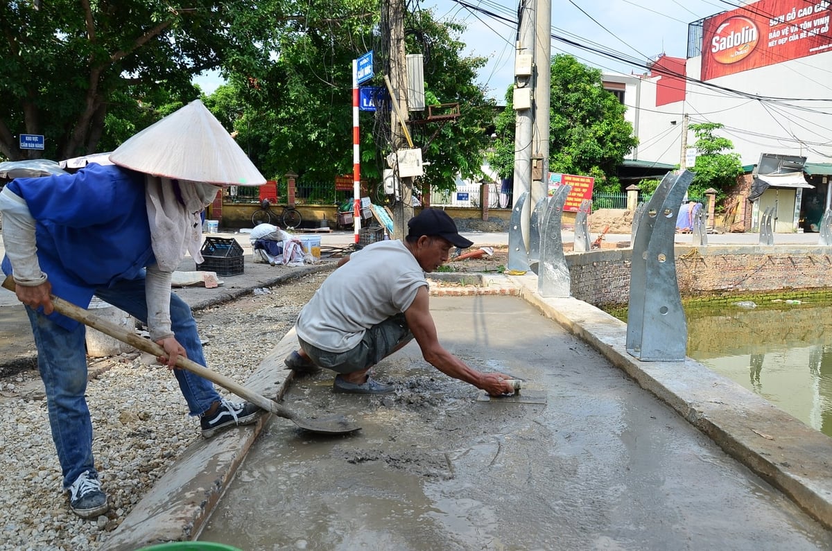 Tu bổ đường, làm bờ kè cho hồ, ao ở Thạch Thất. Ảnh: Đinh Thanh Huyền. Tu bổ đường, làm bờ kè cho hồ, ao ở Thạch Thất. Ảnh: Đinh Thanh Huyền.