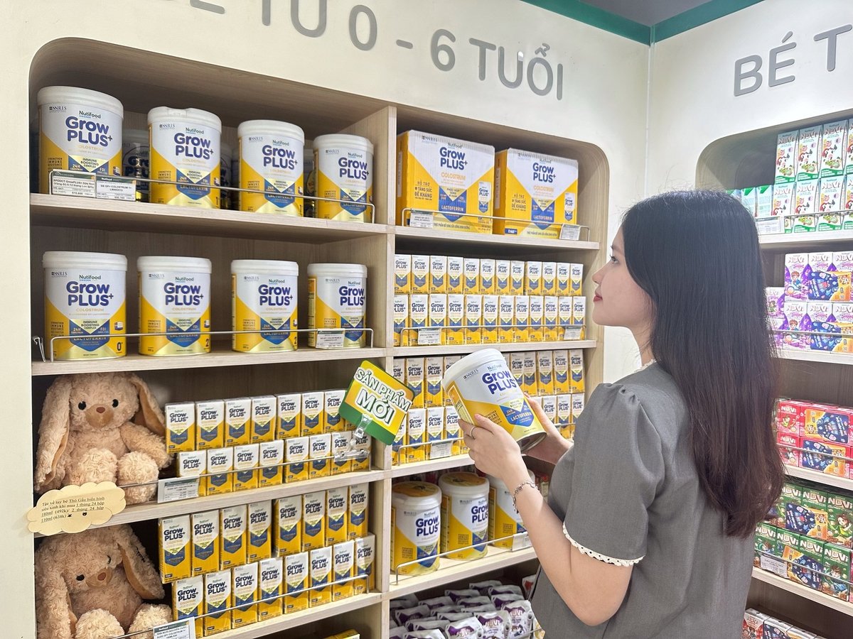 Chị Huyền đang chọn mua sữa Nutifood GrowPLUS+ Colostrum Lactoferrin cho con. Ảnh: Nutifood. Chị Huyền đang chọn mua sữa Nutifood GrowPLUS+ Colostrum Lactoferrin cho con. Ảnh: Nutifood.