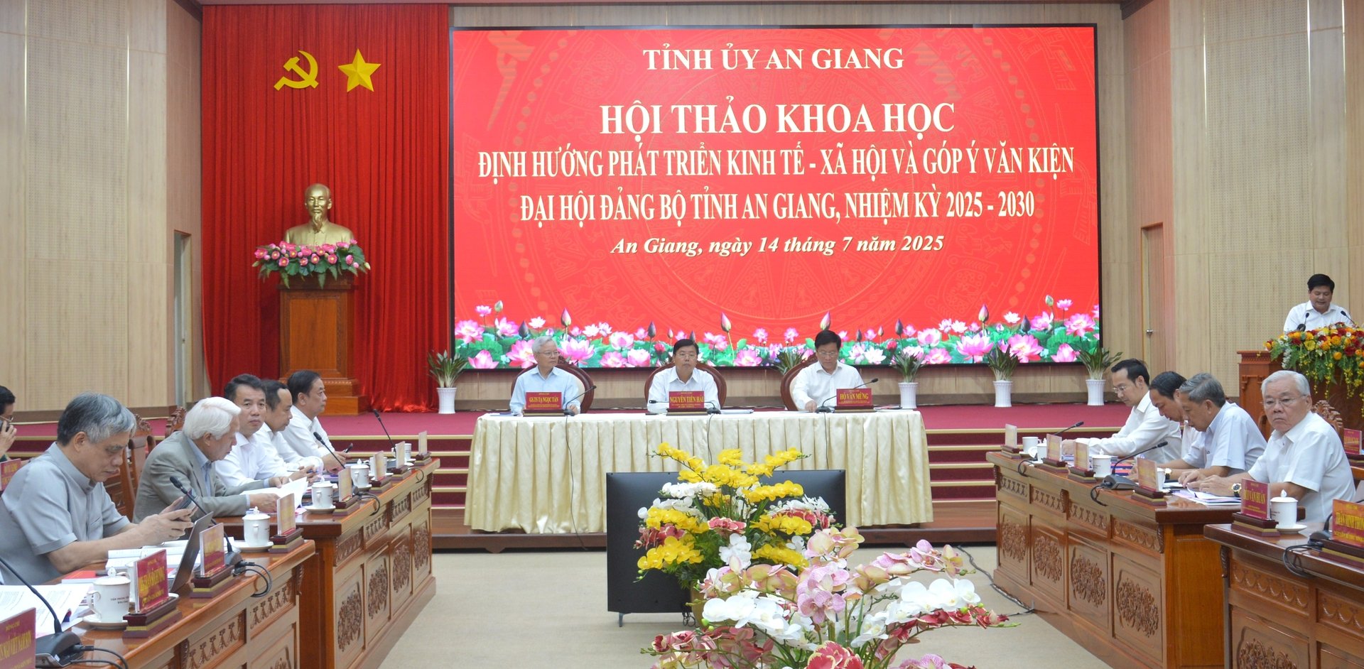 Hội thảo thu hút hơn 300 đại biểu tham dự gồm các chuyên gia, nhà khoa học, đội ngũ cán bộ tâm huyết, là cơ hội để tập trung trí tuệ và tiếp thu các ý kiến góp ý sâu sắc, nhằm hoàn thiện Văn kiện phục vụ đại hội Đảng bộ tỉnh An Giang nhiệm kỳ 2025-2030. Ảnh: Trung Chánh. Hội thảo thu hút hơn 300 đại biểu tham dự gồm các chuyên gia, nhà khoa học, đội ngũ cán bộ tâm huyết, là cơ hội để tập trung trí tuệ và tiếp thu các ý kiến góp ý sâu sắc, nhằm hoàn thiện Văn kiện phục vụ đại hội Đảng bộ tỉnh An Giang nhiệm kỳ 2025-2030. Ảnh: Trung Chánh.