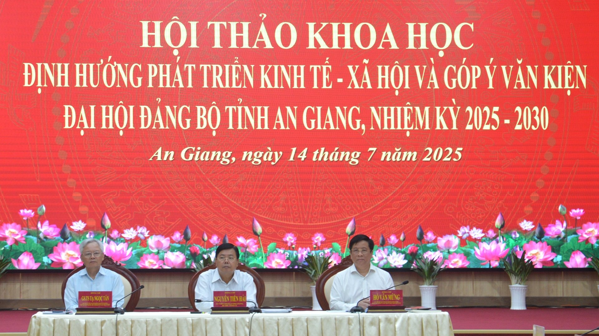 Hội thảo diễn ra dưới sự đồng chủ trì của Bí thư Tỉnh ủy An Giang Nguyễn Tiến Hải, Chủ tịch UBND tỉnh An Giang Hồ Văn Mừng và GS.TS Tạ Tấn Ngọc, Phó Chủ tịch Thường trực Hội đồng lý luận Trung ương. Ảnh: Trung Chánh. Hội thảo diễn ra dưới sự đồng chủ trì của Bí thư Tỉnh ủy An Giang Nguyễn Tiến Hải, Chủ tịch UBND tỉnh An Giang Hồ Văn Mừng và GS.TS Tạ Tấn Ngọc, Phó Chủ tịch Thường trực Hội đồng lý luận Trung ương. Ảnh: Trung Chánh.