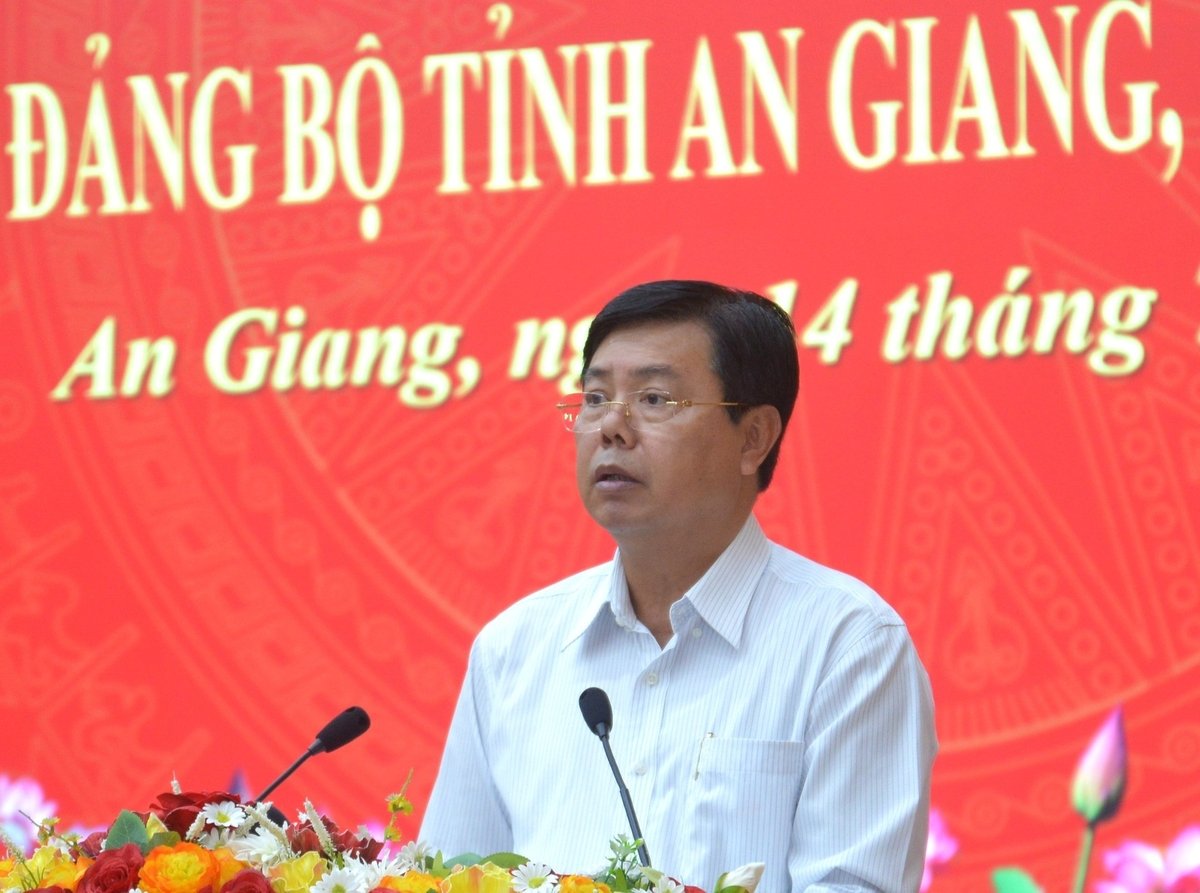 Bí thư Tỉnh ủy An Giang Nguyễn Tiến Hải nhấn mạnh, hội thảo sẽ là cơ hội để tỉnh ghi nhận nhiều ý kiến tâm huyết, sâu sắc để hoàn thiện Báo cáo chính trị và định hướng phát triển kinh tế - xã hội cho giai đoạn tới. Ảnh: Trung Chánh. Bí thư Tỉnh ủy An Giang Nguyễn Tiến Hải nhấn mạnh, hội thảo sẽ là cơ hội để tỉnh ghi nhận nhiều ý kiến tâm huyết, sâu sắc để hoàn thiện Báo cáo chính trị và định hướng phát triển kinh tế - xã hội cho giai đoạn tới. Ảnh: Trung Chánh.