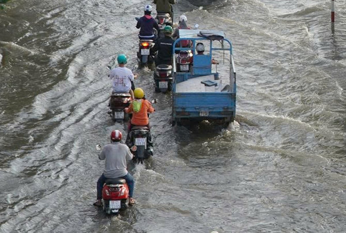 Người dân di chuyển qua một con đường ở TP.HCM bị ngập do triều cường. Ảnh: Lê Bình. Người dân di chuyển qua một con đường ở TP.HCM bị ngập do triều cường. Ảnh: Lê Bình.