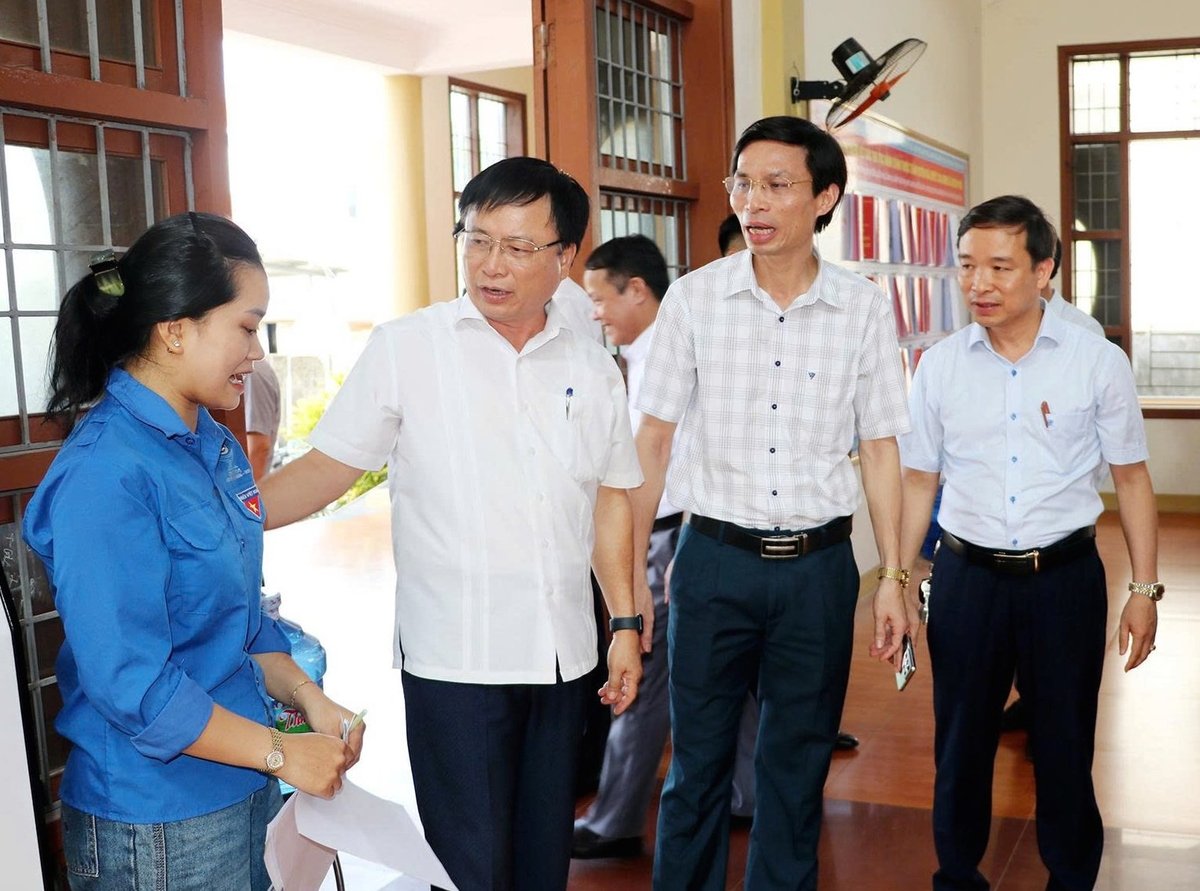 Phó Chủ tịch UBND tỉnh Nghệ An Bùi Đình Long trao đổi, đề nghị lực lượng đoàn thanh niên, thành viên Tổ công nghệ số các xã tích cực hỗ trợ, hướng dẫn cho người dân khi đến làm các thủ tục tại Trung tâm Phục vụ hành chính công. Ảnh: Hữu Tình. Phó Chủ tịch UBND tỉnh Nghệ An Bùi Đình Long trao đổi, đề nghị lực lượng đoàn thanh niên, thành viên Tổ công nghệ số các xã tích cực hỗ trợ, hướng dẫn cho người dân khi đến làm các thủ tục tại Trung tâm Phục vụ hành chính công. Ảnh: Hữu Tình.