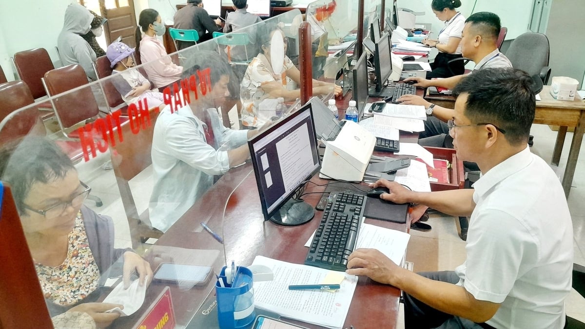 Từ ngày 1-10/7 Trung tâm phục vụ hành chính công xã Quỳnh Phú đã tiếp nhận 887 hồ sơ (xếp thứ 1/130 xã) về tổng số hồ sơ tiếp nhận trên dịch vụ công. Ảnh: Hữu Tình. Từ ngày 1-10/7 Trung tâm phục vụ hành chính công xã Quỳnh Phú đã tiếp nhận 887 hồ sơ (xếp thứ 1/130 xã) về tổng số hồ sơ tiếp nhận trên dịch vụ công. Ảnh: Hữu Tình.