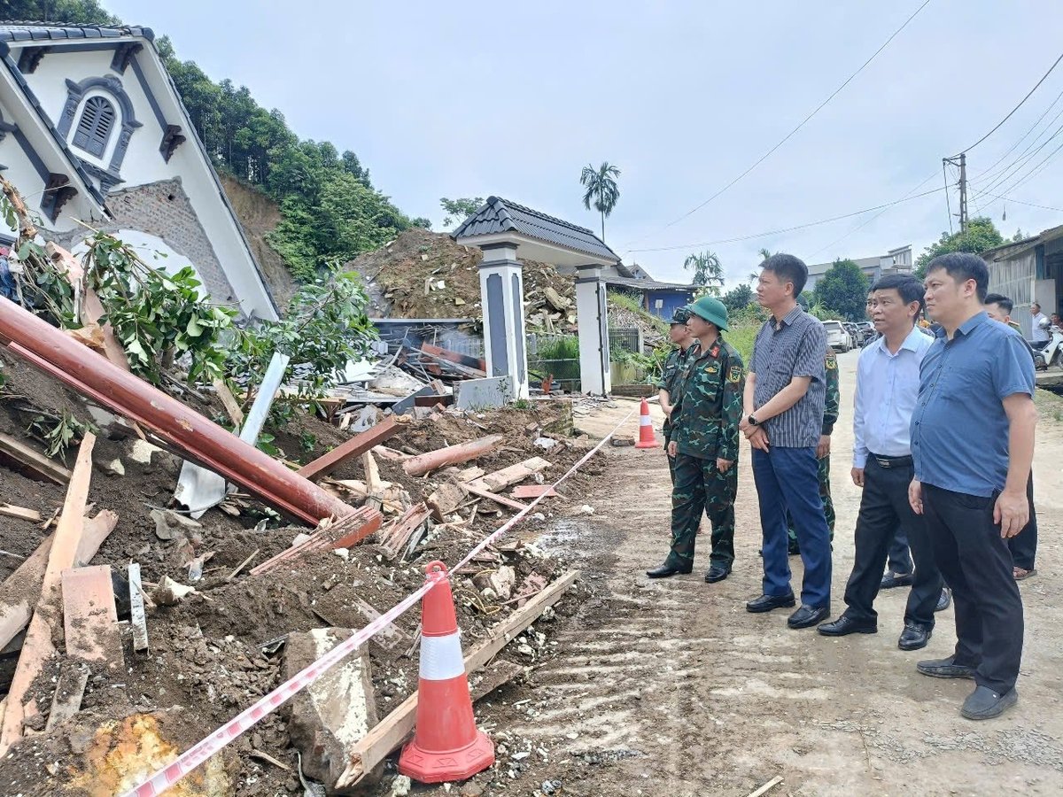 Ông Nguyễn Thế Phước, Phó Chủ tịch Thường trực UBND tỉnh Lào Cai kiểm tra hiện trường, chỉ đạo công tác khắc phục hậu quả. Ảnh: Thanh Tiến. Ông Nguyễn Thế Phước, Phó Chủ tịch Thường trực UBND tỉnh Lào Cai kiểm tra hiện trường, chỉ đạo công tác khắc phục hậu quả. Ảnh: Thanh Tiến.