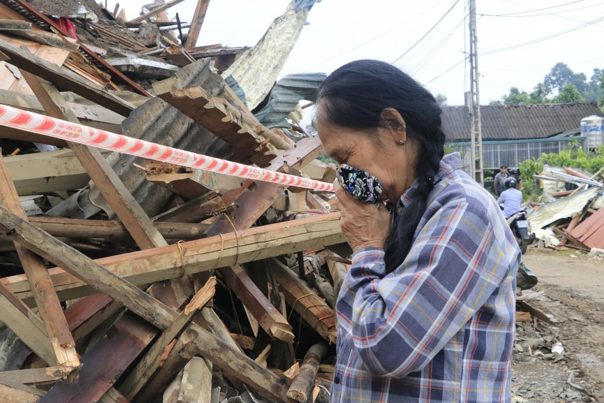 Nước mắt của người thân trong gia đình khi chứng kiến ngôi nhà gỗ bị đổ sập của gia đình anh Vũ Văn Lâm. Ảnh: Thanh Tiến. Nước mắt của người thân trong gia đình khi chứng kiến ngôi nhà gỗ bị đổ sập của gia đình anh Vũ Văn Lâm. Ảnh: Thanh Tiến.