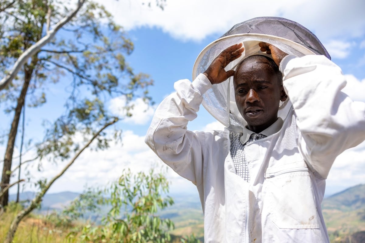 Anh Patrick Uwingabire, chủ nhiệm hợp tác xã nuôi ong OCOP tại Rwanda được tập huấn và chuyển giao công nghệ sản xuất mật ong hiện đại từ FAO. Ảnh: FAO.
