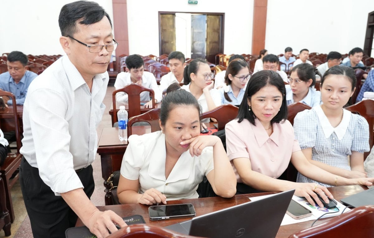Sở Nông nghiệp và Môi trường TP Huế tổ chức các buổi tập huấn khai thác, cập nhật cơ sở dữ liệu đất đai để giải quyết thủ tục hành chính thuộc thẩm quyền của cấp xã. Ảnh: Văn Dinh. Sở Nông nghiệp và Môi trường TP Huế tổ chức các buổi tập huấn khai thác, cập nhật cơ sở dữ liệu đất đai để giải quyết thủ tục hành chính thuộc thẩm quyền của cấp xã. Ảnh: Văn Dinh.