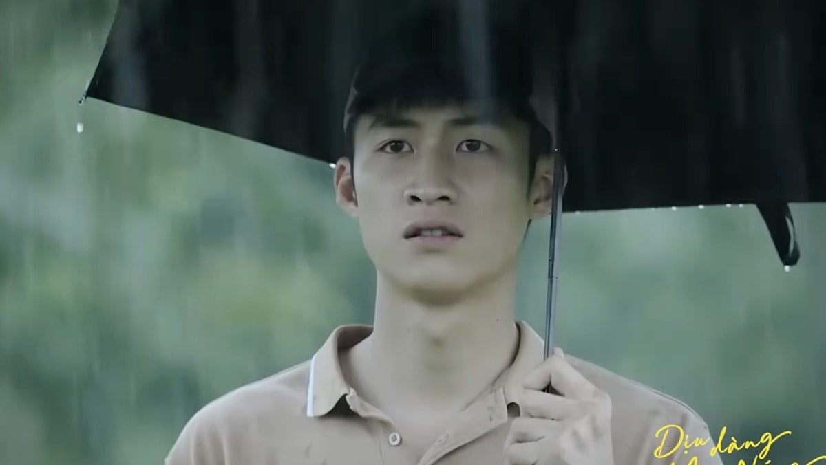 Nghĩa thất vọng khi thấy Xuân hôn Phong. Ảnh CMH Nghĩa thất vọng khi thấy Xuân hôn Phong. Ảnh CMH