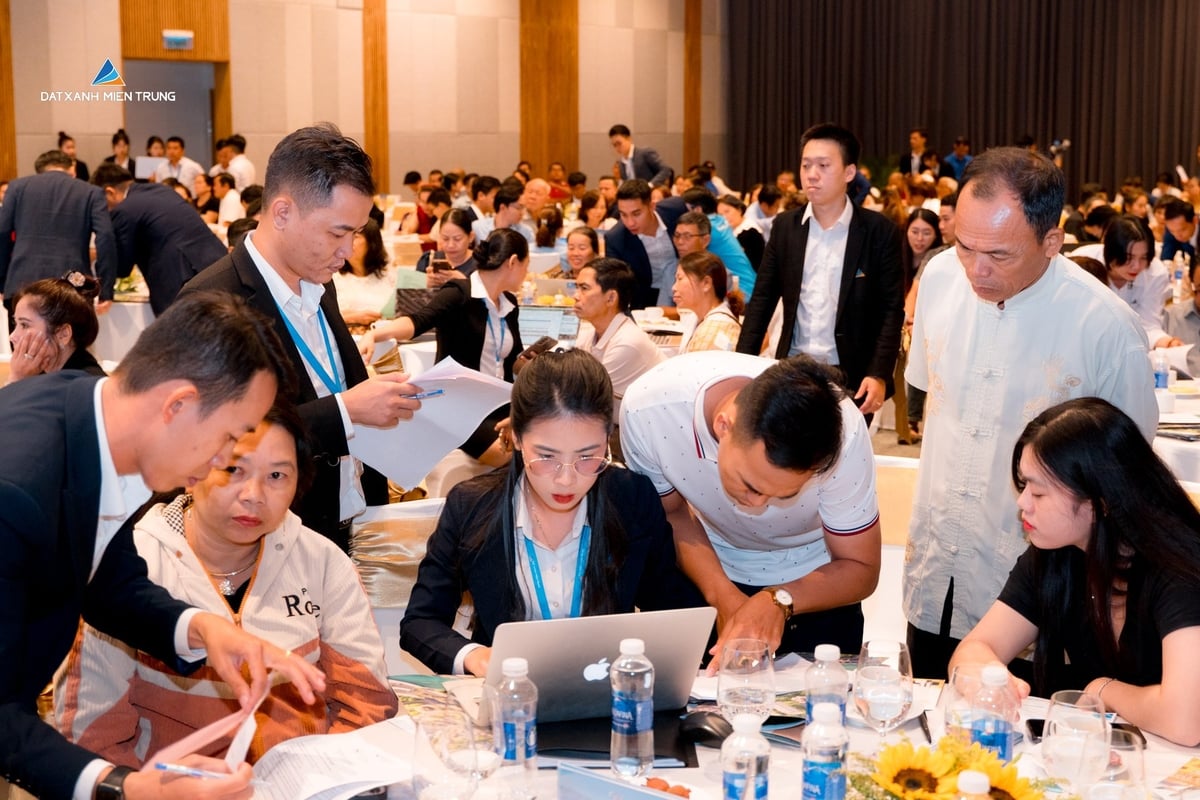Không khí giao dịch sôi động tại sự kiện mở bán dự án Solera Quy Nhơn. Ảnh: Đất Xanh Miền Trung. Không khí giao dịch sôi động tại sự kiện mở bán dự án Solera Quy Nhơn. Ảnh: Đất Xanh Miền Trung.